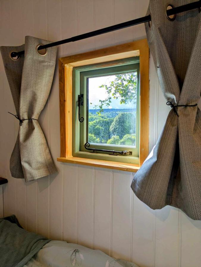 Romantic Nature Retreat, Luxury Glamping & Stargazing Views - Dragonfly Shepherd Hut Yarpole Exterior foto