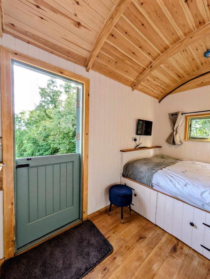 Romantic Nature Retreat, Luxury Glamping & Stargazing Views - Dragonfly Shepherd Hut Yarpole Exterior foto