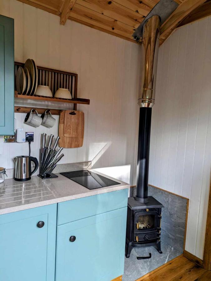 Romantic Nature Retreat, Luxury Glamping & Stargazing Views - Dragonfly Shepherd Hut Yarpole Exterior foto