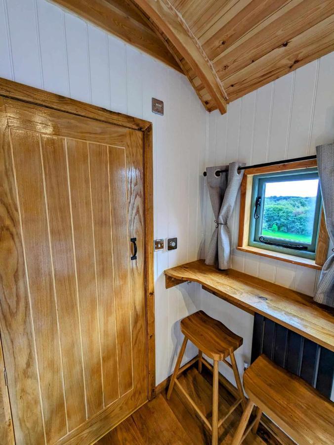 Romantic Nature Retreat, Luxury Glamping & Stargazing Views - Dragonfly Shepherd Hut Yarpole Exterior foto