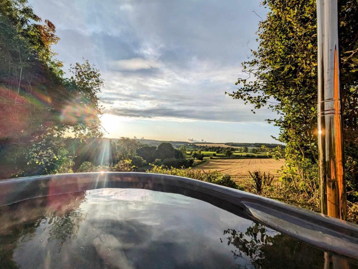 Romantic Nature Retreat, Luxury Glamping & Stargazing Views - Dragonfly Shepherd Hut Yarpole Exterior foto