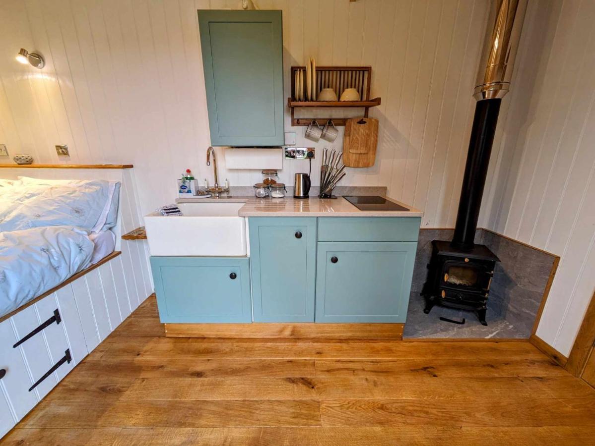 Romantic Nature Retreat, Luxury Glamping & Stargazing Views - Dragonfly Shepherd Hut Yarpole Exterior foto