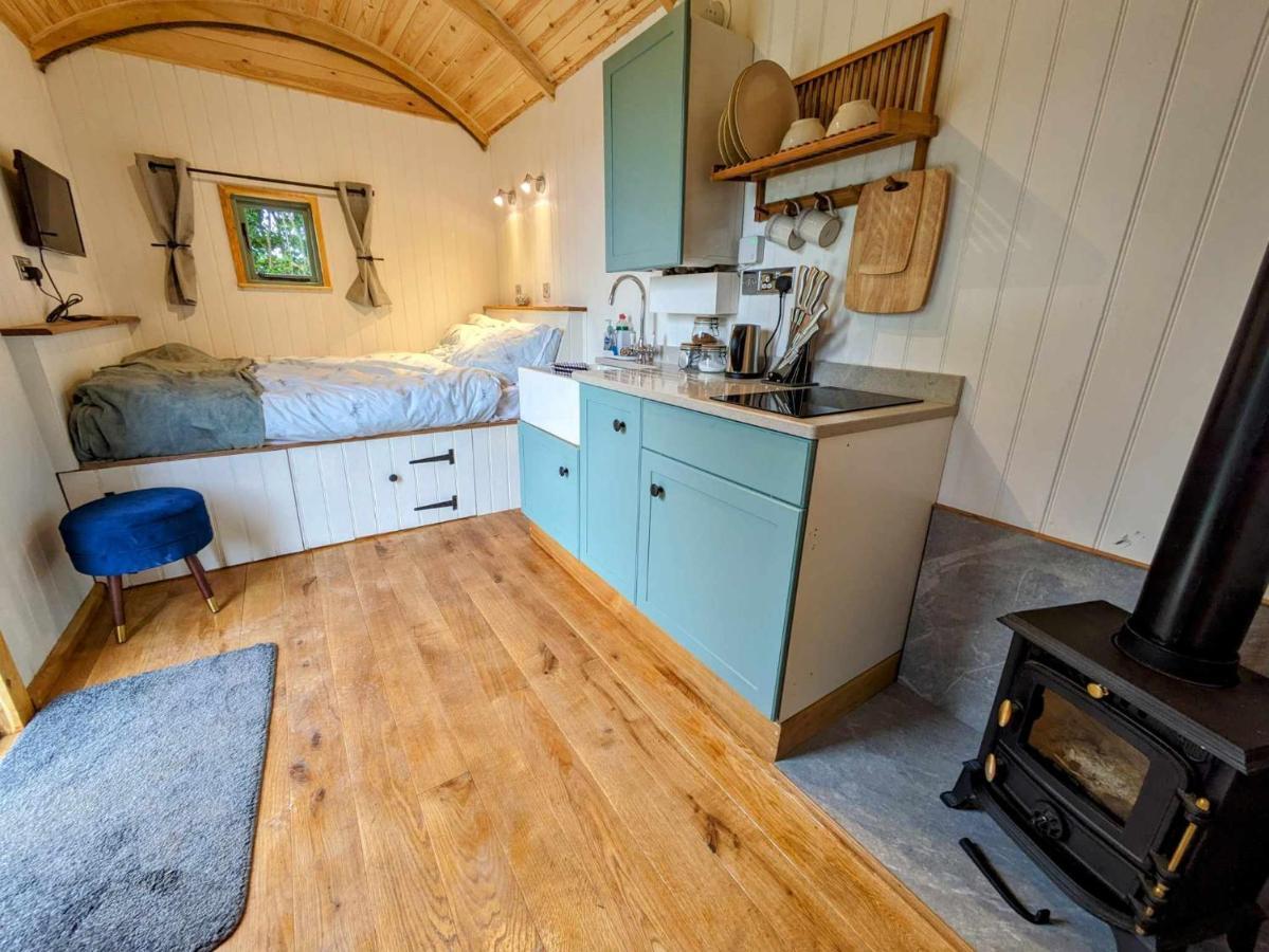 Romantic Nature Retreat, Luxury Glamping & Stargazing Views - Dragonfly Shepherd Hut Yarpole Exterior foto