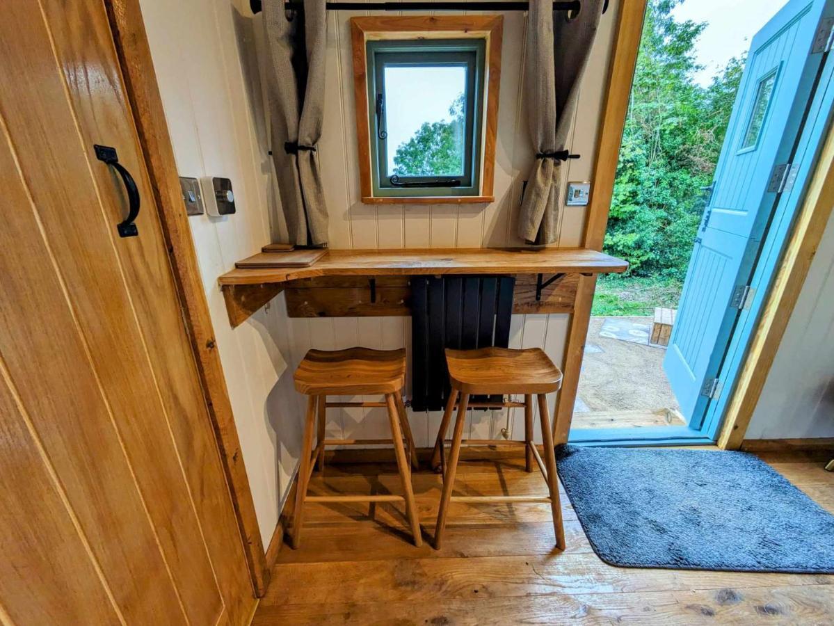 Romantic Nature Retreat, Luxury Glamping & Stargazing Views - Dragonfly Shepherd Hut Yarpole Exterior foto