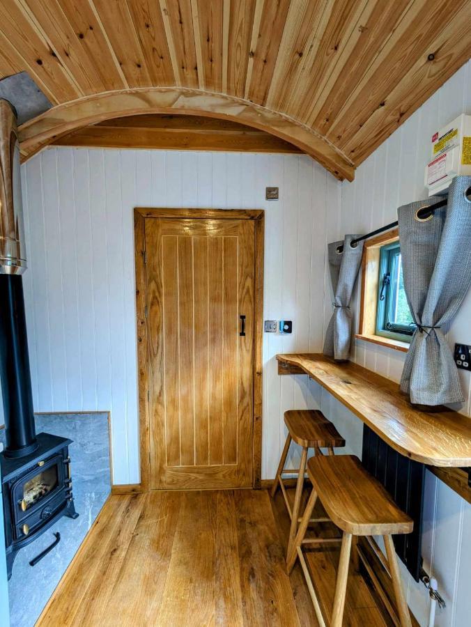 Romantic Nature Retreat, Luxury Glamping & Stargazing Views - Dragonfly Shepherd Hut Yarpole Exterior foto
