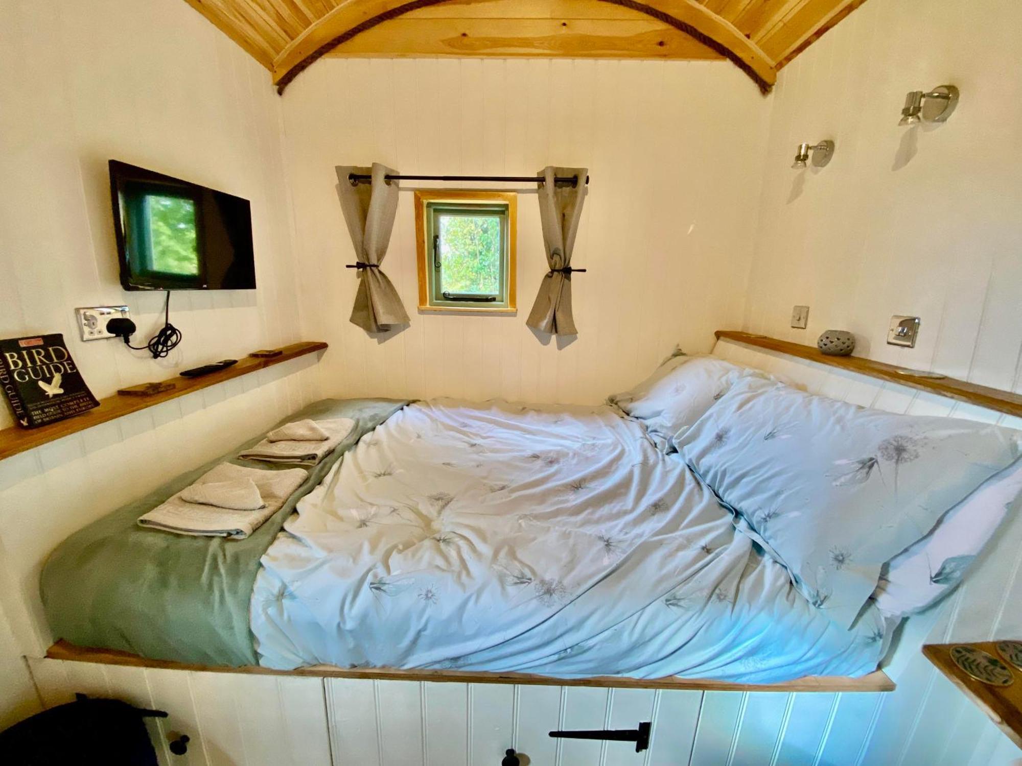 Romantic Nature Retreat, Luxury Glamping & Stargazing Views - Dragonfly Shepherd Hut Yarpole Exterior foto