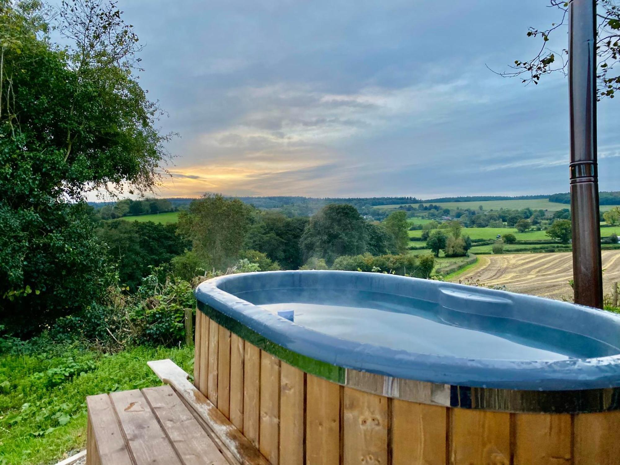 Romantic Nature Retreat, Luxury Glamping & Stargazing Views - Dragonfly Shepherd Hut Yarpole Exterior foto