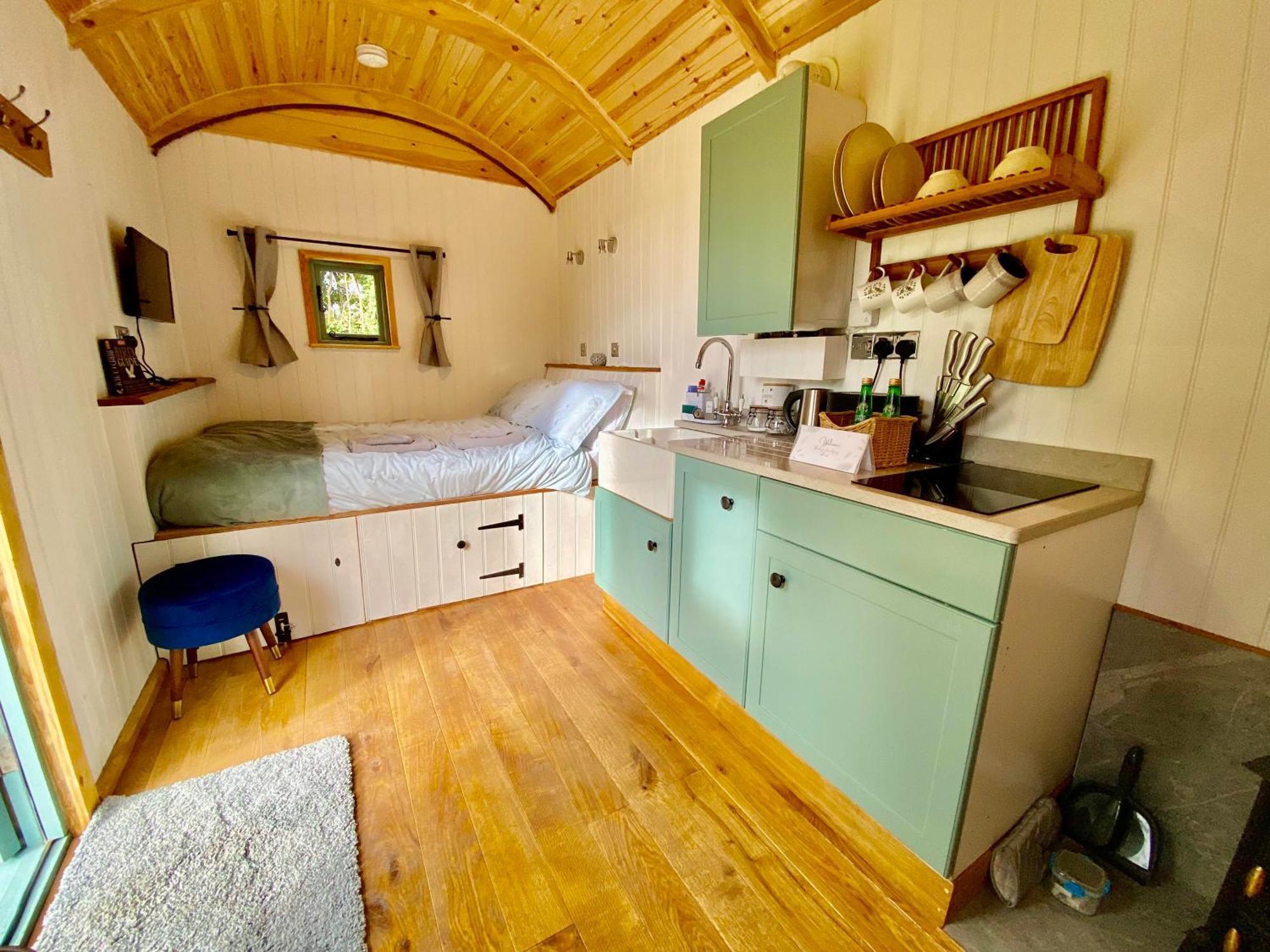 Romantic Nature Retreat, Luxury Glamping & Stargazing Views - Dragonfly Shepherd Hut Yarpole Exterior foto