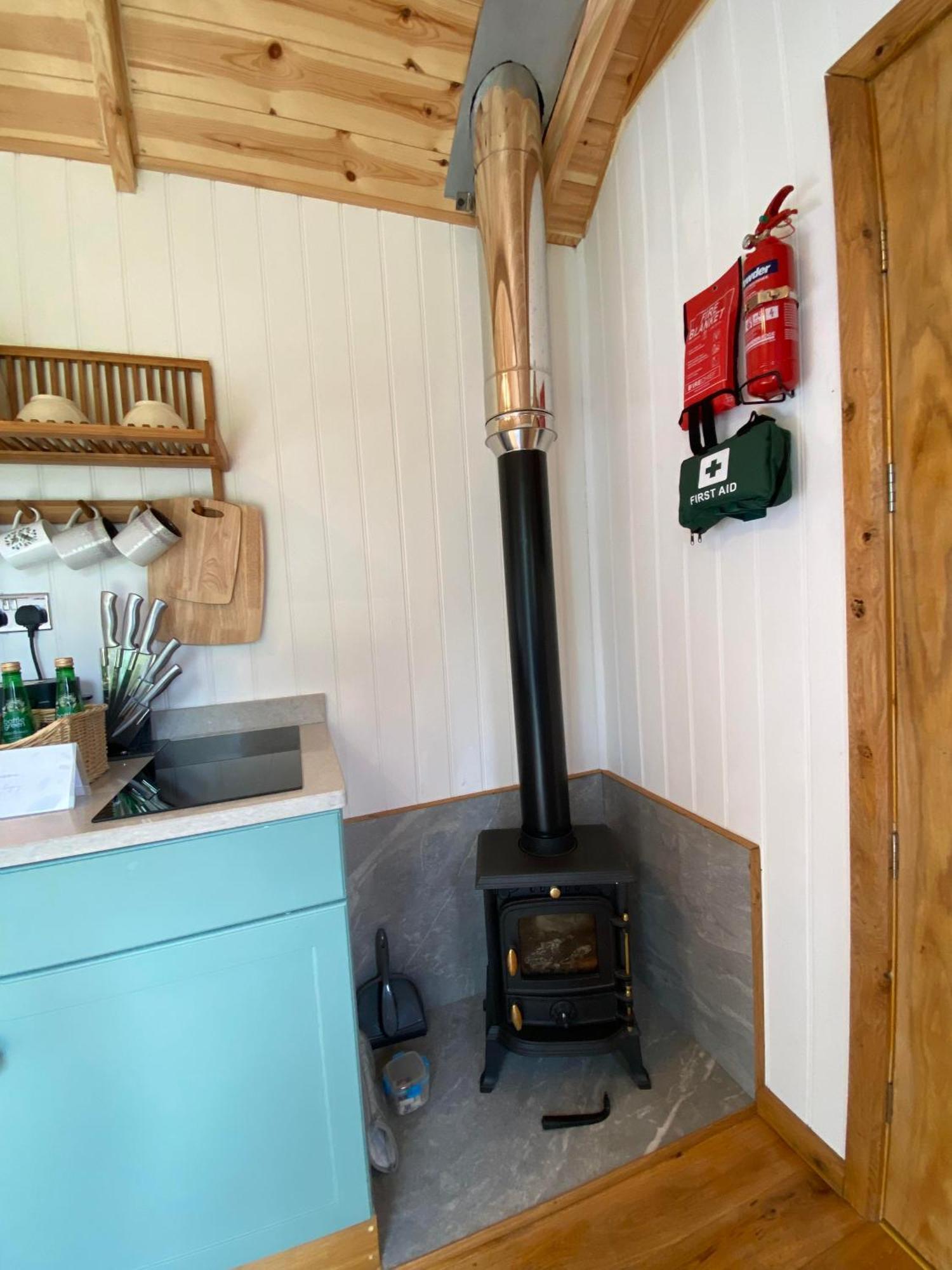 Romantic Nature Retreat, Luxury Glamping & Stargazing Views - Dragonfly Shepherd Hut Yarpole Exterior foto