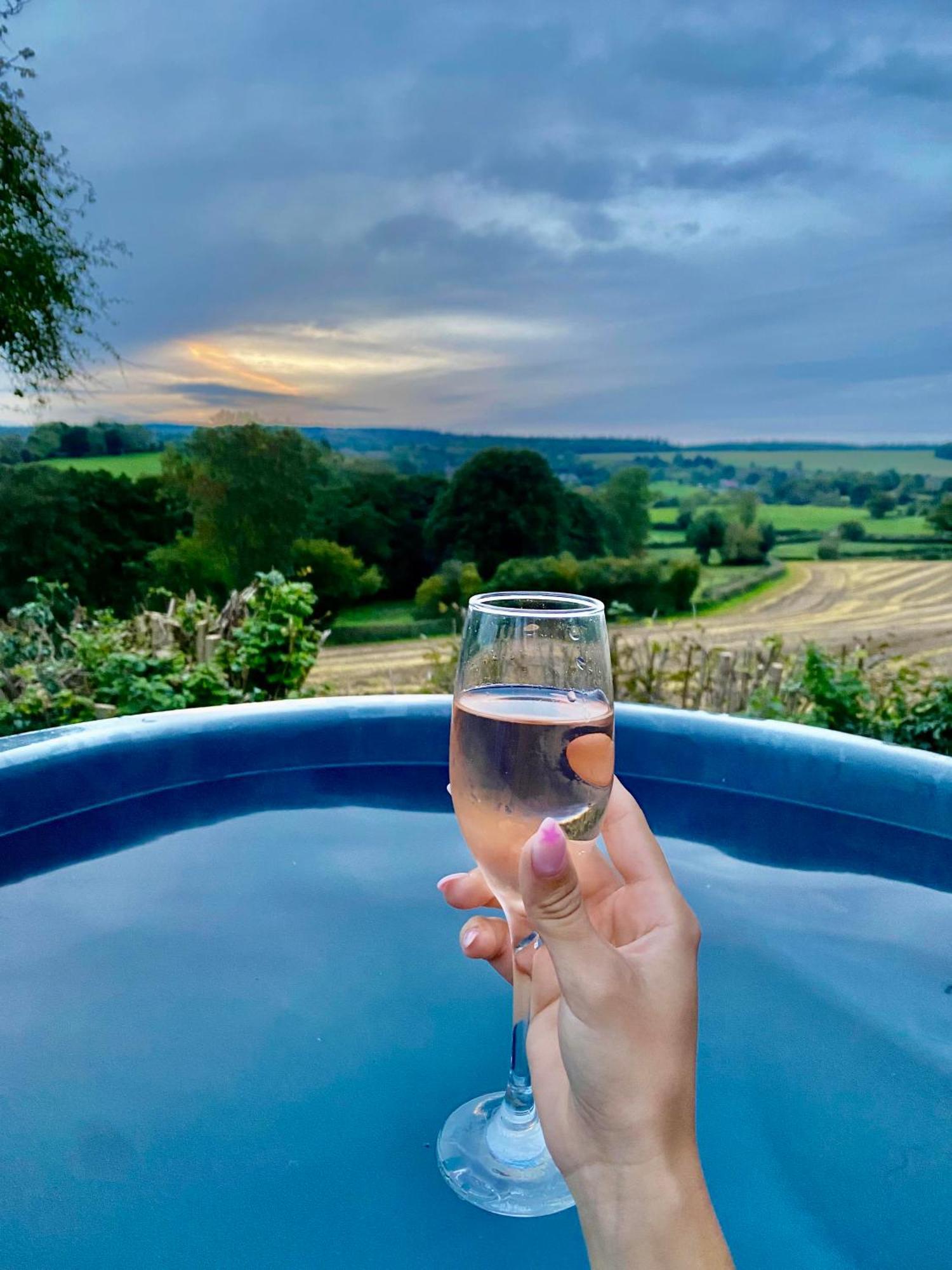 Romantic Nature Retreat, Luxury Glamping & Stargazing Views - Dragonfly Shepherd Hut Yarpole Exterior foto