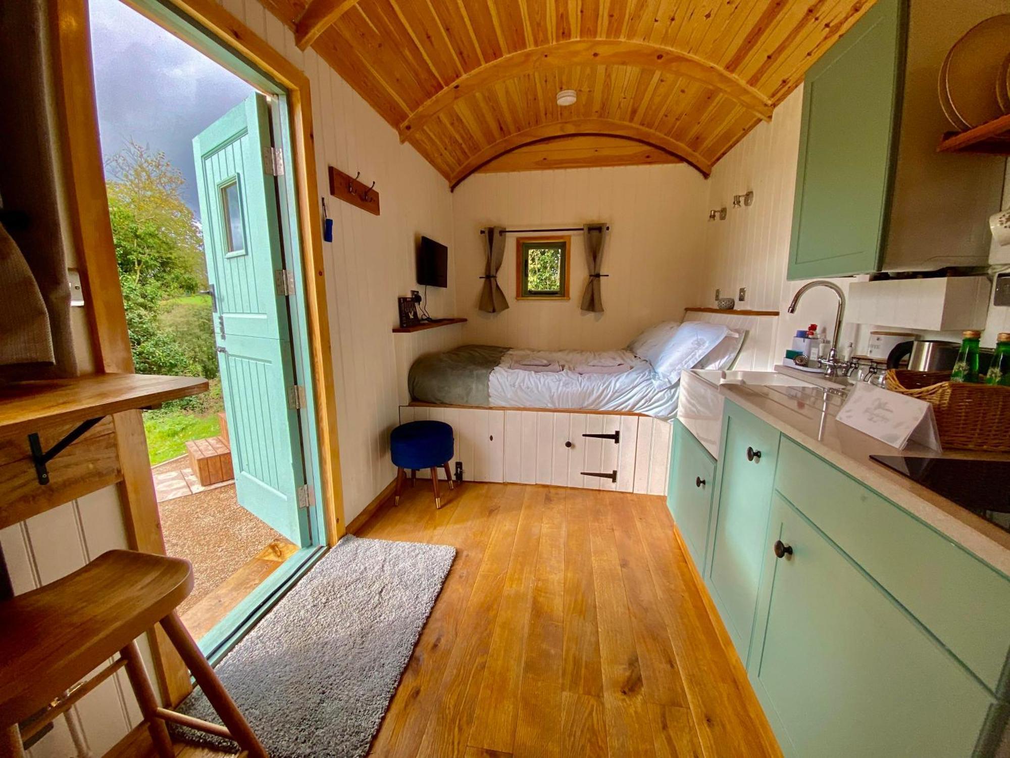 Romantic Nature Retreat, Luxury Glamping & Stargazing Views - Dragonfly Shepherd Hut Yarpole Exterior foto