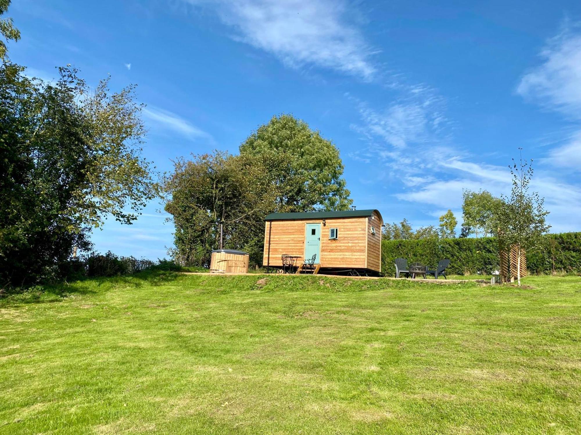 Romantic Nature Retreat, Luxury Glamping & Stargazing Views - Dragonfly Shepherd Hut Yarpole Exterior foto