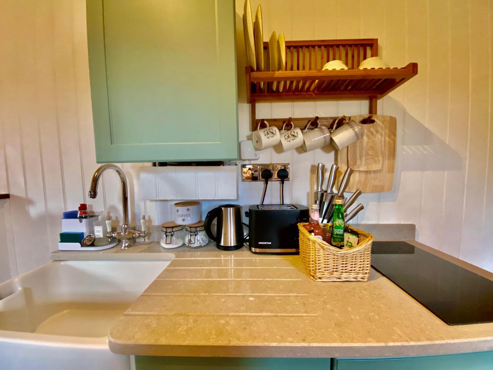 Romantic Nature Retreat, Luxury Glamping & Stargazing Views - Dragonfly Shepherd Hut Yarpole Exterior foto