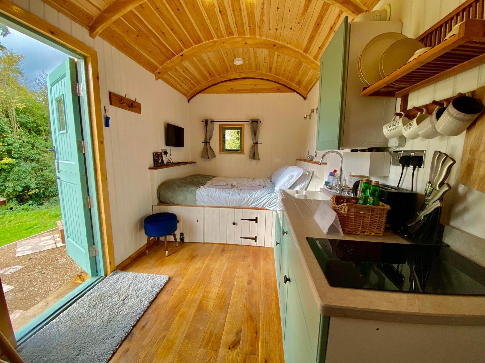 Romantic Nature Retreat, Luxury Glamping & Stargazing Views - Dragonfly Shepherd Hut Yarpole Exterior foto