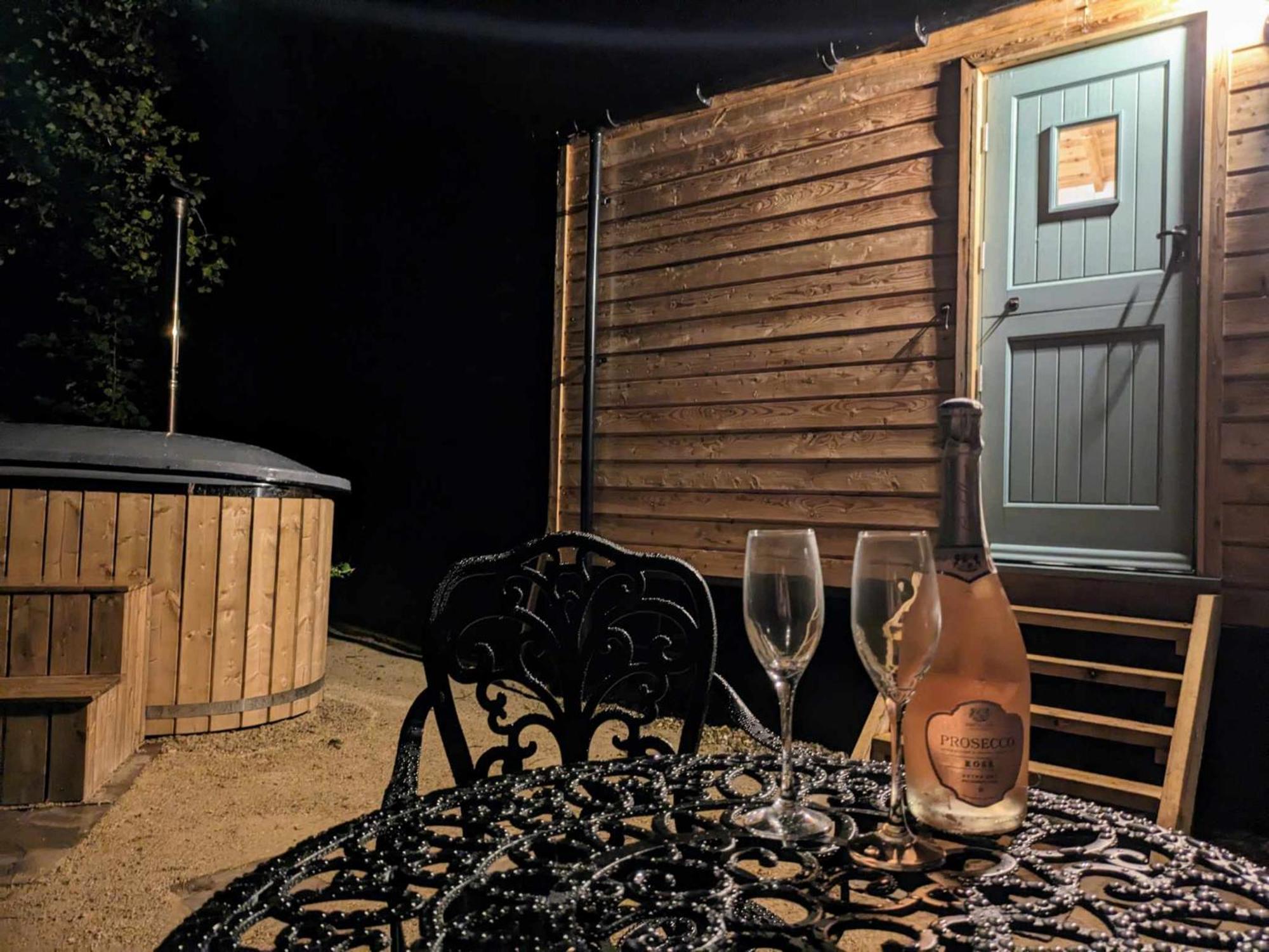 Romantic Nature Retreat, Luxury Glamping & Stargazing Views - Dragonfly Shepherd Hut Yarpole Exterior foto