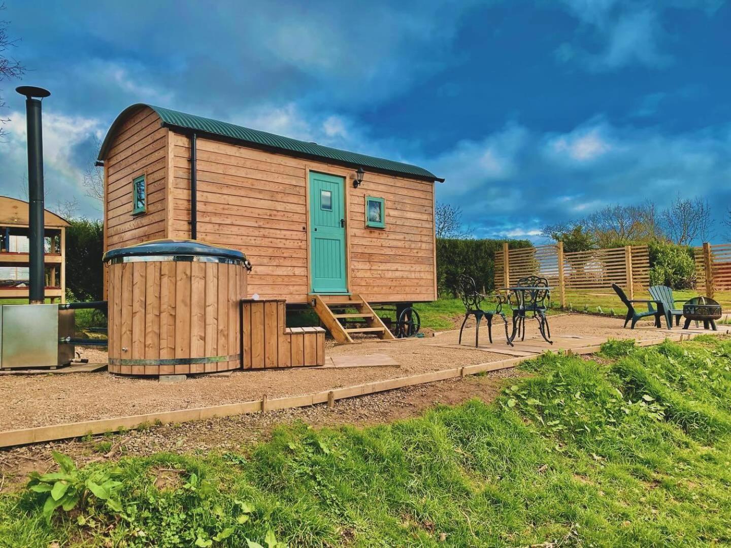 Romantic Nature Retreat, Luxury Glamping & Stargazing Views - Dragonfly Shepherd Hut Yarpole Exterior foto