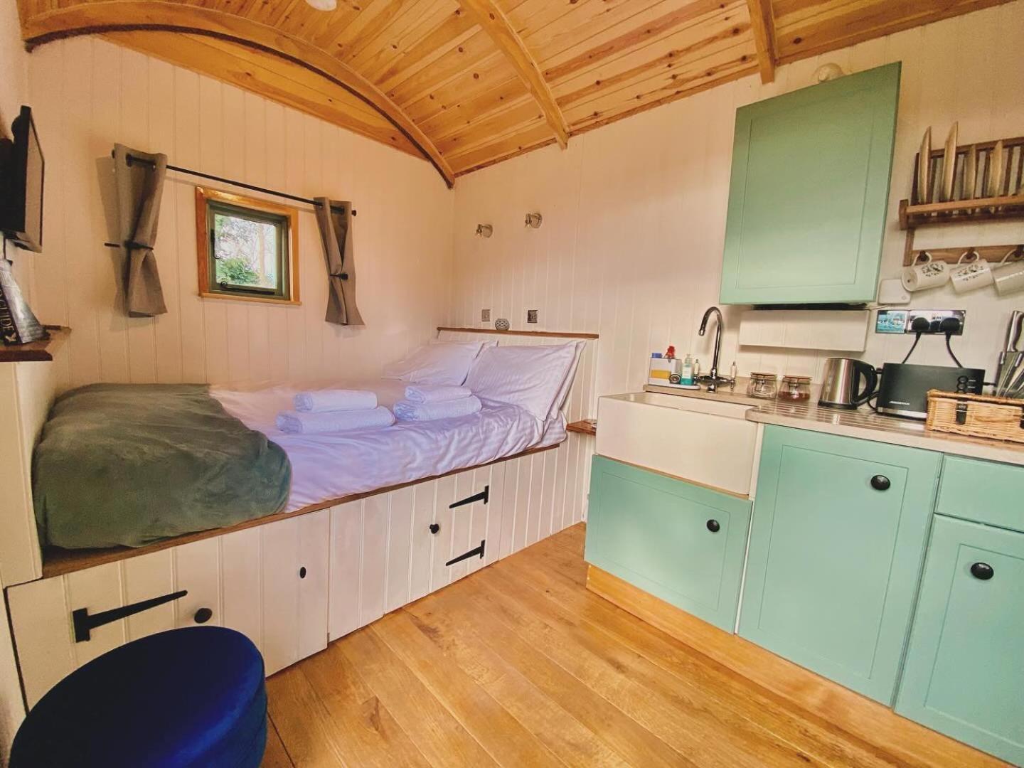 Romantic Nature Retreat, Luxury Glamping & Stargazing Views - Dragonfly Shepherd Hut Yarpole Exterior foto