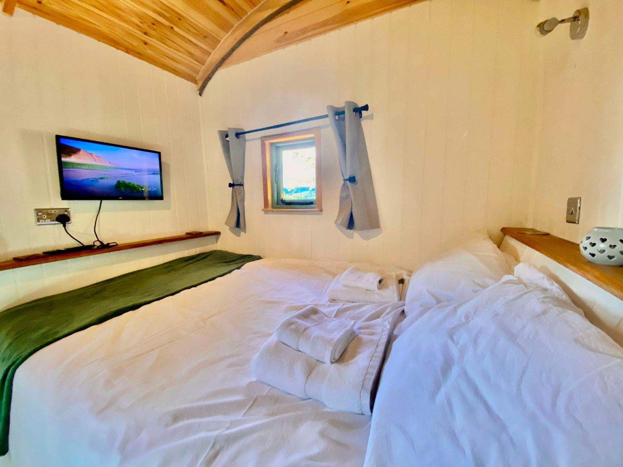 Romantic Nature Retreat, Luxury Glamping & Stargazing Views - Dragonfly Shepherd Hut Yarpole Exterior foto