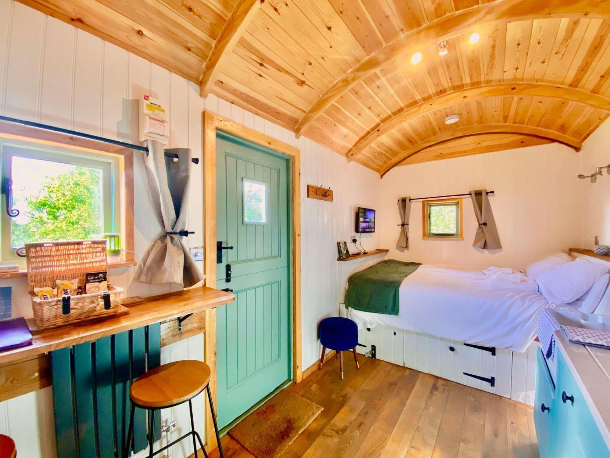 Romantic Nature Retreat, Luxury Glamping & Stargazing Views - Dragonfly Shepherd Hut Yarpole Exterior foto